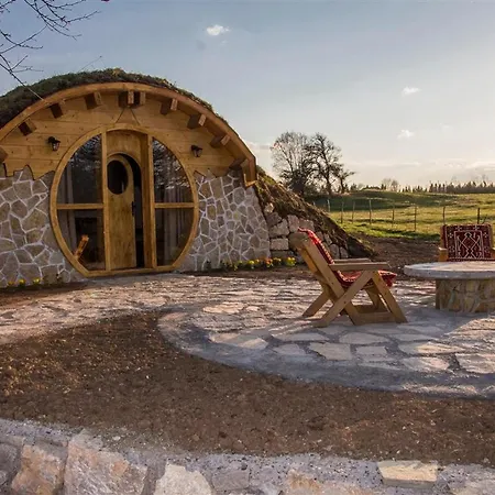 Mountain And A Hobbit House - Jazavcije Rupe * Han Pijesak