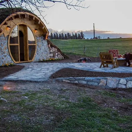 Mountain And A Hobbit House - Jazavcije Rupe Деревянный коттедж