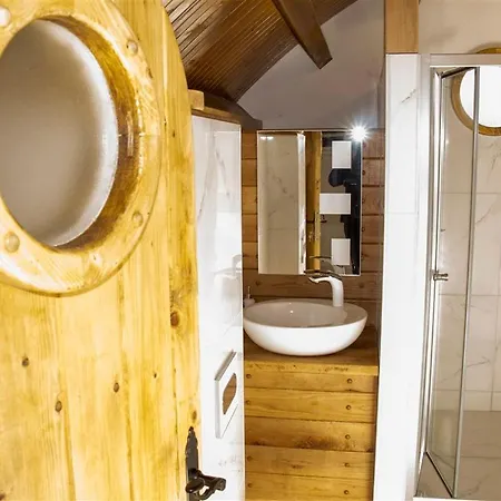 Lodge Mountain And A Hobbit House - Jazavcije Rupe