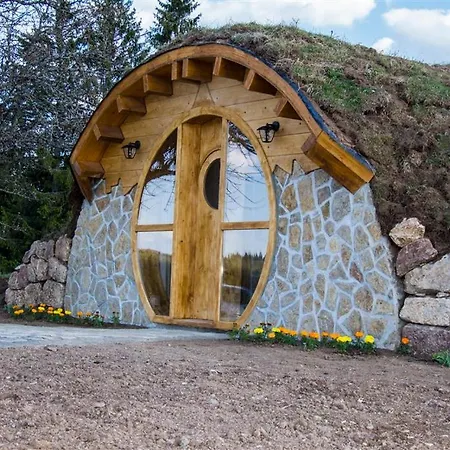 Деревянный коттедж Mountain And A Hobbit House - Jazavcije Rupe Han Pijesak