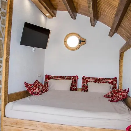 Lodge Mountain And A Hobbit House - Jazavcije Rupe Han Pijesak