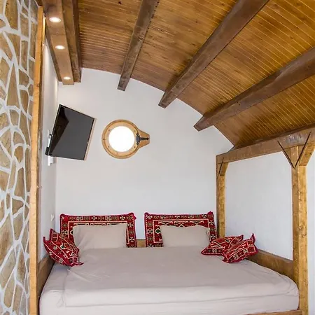 Lodge Mountain And A Hobbit House - Jazavcije Rupe *
