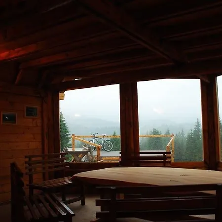 Mountain And A Hobbit House - Jazavcije Rupe 山林小屋